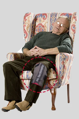 تصویر پیرمردی که از زانوبند زاپیامکس استفاده می کند